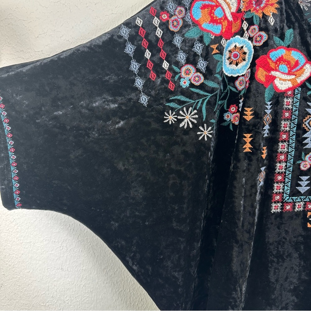 John Mark Womens Boho Black Velvet Bat Wing Top Sz S/M Floral Embroidered NWT - Picture 6 of 9